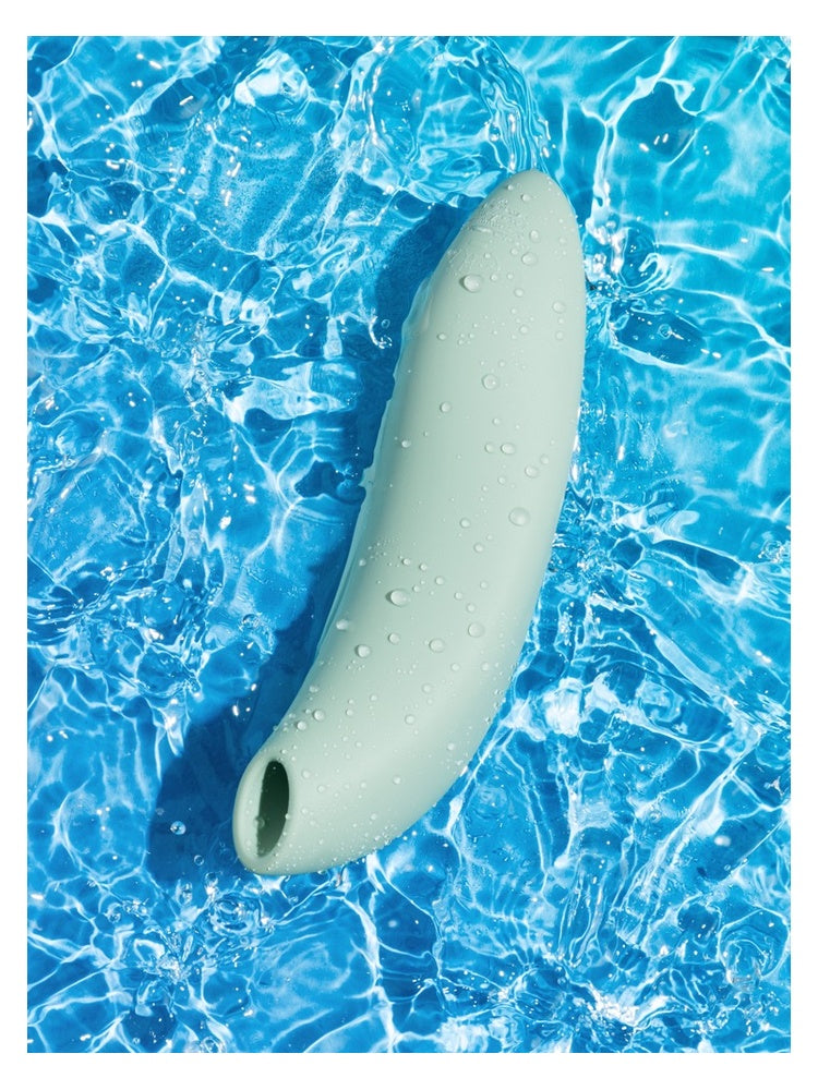 We-Vibe Melt 2 klitorisstimulator i mintgrønn i vann, som viser vanntett design.