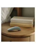 We-Vibe Melt 2 i mintgrønn plassert på bord i miljøbilde.