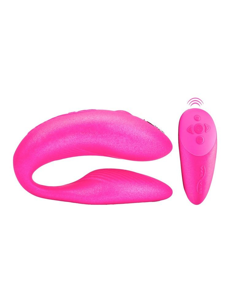 We-Vibe Chorus parvibratorsett i rosa, bestående av en U-formet vibrator og en oval fjernkontroll med knapper, mot hvit bakgrunn.