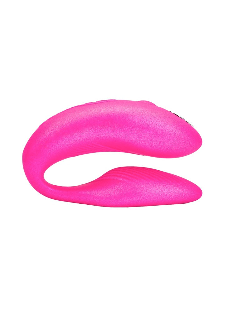 We-Vibe Chorus U-formet parvibrator i cerise/rosa sett fra siden, mot hvit bakgrunn.
