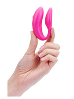 Hånd holder We-Vibe Chorus parvibrator i rosa og viser produktets størrelse i forhold til en hånd.