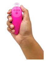 Hånd holder We-Vibe Chorus fjernkontroll i rosa med AnkorLink-ikon over, og viser knappelayouten.
