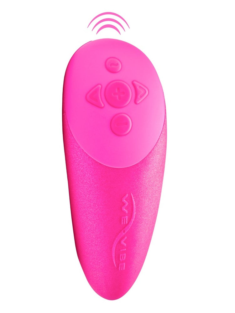 We-Vibe Chorus fjernkontroll i rosa sett forfra, med pluss-, minus- og retningsknapper samt We-Vibe-logo.