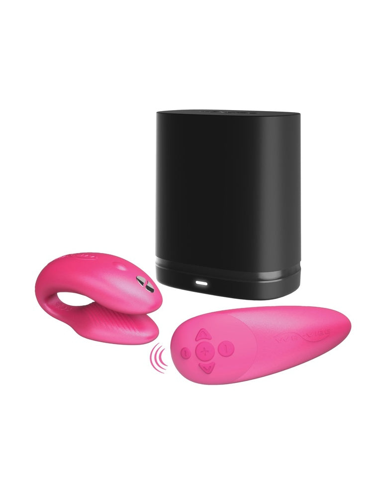 We-Vibe Chorus komplett sett med parvibrator, fjernkontroll og svart ladedokking, mot hvit bakgrunn.