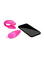We-Vibe Chorus parvibrator, fjernkontroll og smarttelefon plassert ved siden av hverandre, viser app-kompatibilitet via We-Connect-appen.