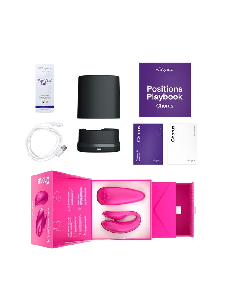 We-Vibe Chorus unboxing med alt innhold lagt ut: vibrator, fjernkontroll, ladedokking, USB-kabel, We-Vibe Lube, Positions Playbook og produktguider, sammen med åpen rosa gaveeske.
