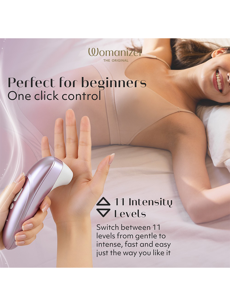 Kvinne ligger i beige undertøy, hånd holder lilla massasjestav med 11 intensitetsnivåer, tekst om enkle kontrollfunksjoner.