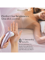 Kvinne ligger i beige undertøy, hånd holder lilla massasjestav med 11 intensitetsnivåer, tekst om enkle kontrollfunksjoner.