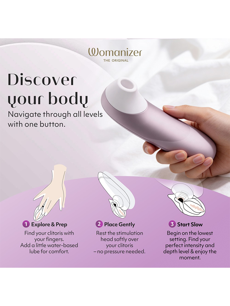 Lilla Womanizer klitorisstimulator holdes i hånden, steg-for-steg bruksanvisning, lyst bakgrunn.