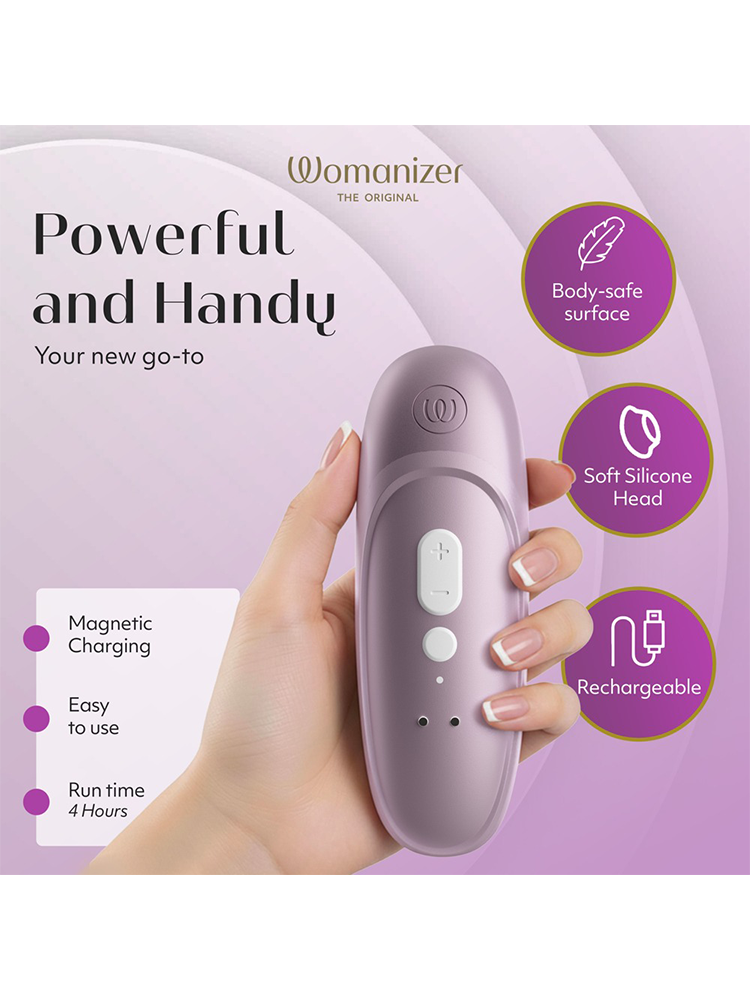 Lilla Womanizer sexleketøy med myk silikonoverflate, holdt i en hånd, med funksjoner fremhevet.