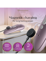 Lilla Womanizer stimulator med magnetisk ladekabel på nattbord, produktbeskrivelse på bildet.