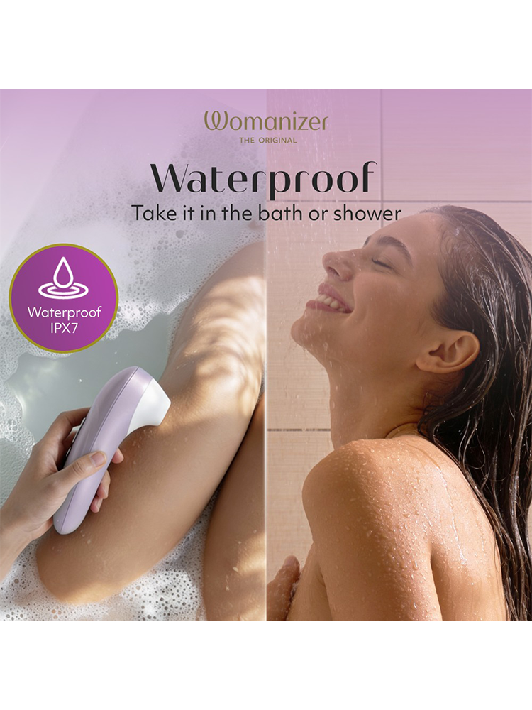 Vanntett massasjestav i bruk i badekar og dusj, kvinne slapper av med vann på kroppen.