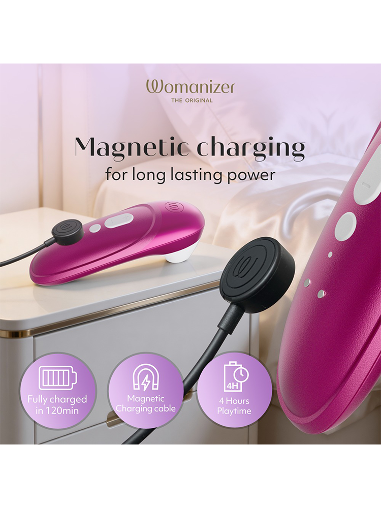 Rosa Womanizer med magnetisk ladekabel på nattbord, ikoner for batteri og 4 timers brukstid.