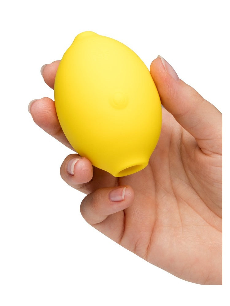 ROMP Lemon Crush – liten klitorisstimulator holdt i håndflaten