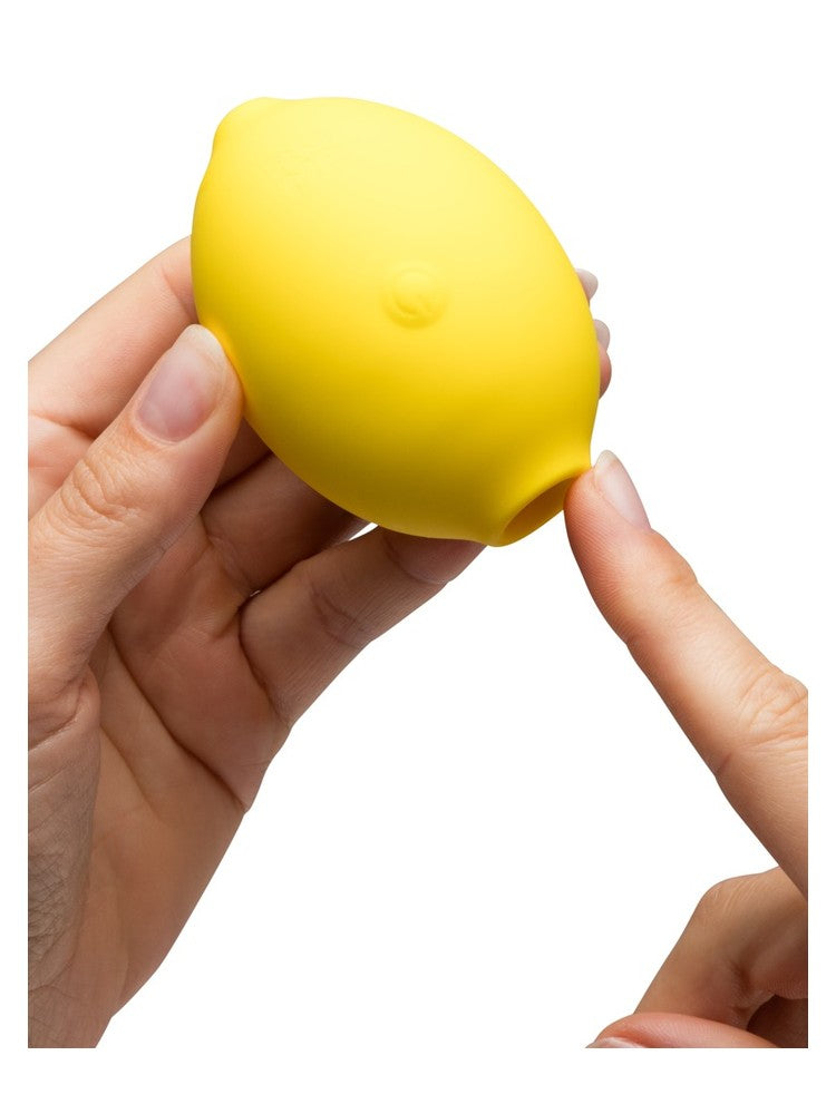 ROMP Lemon Crush – finger peker på åpningen til lufttrykksstimulatoren