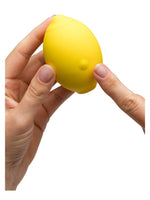 ROMP Lemon Crush – finger trykker på knappen på klitorisstimulatoren