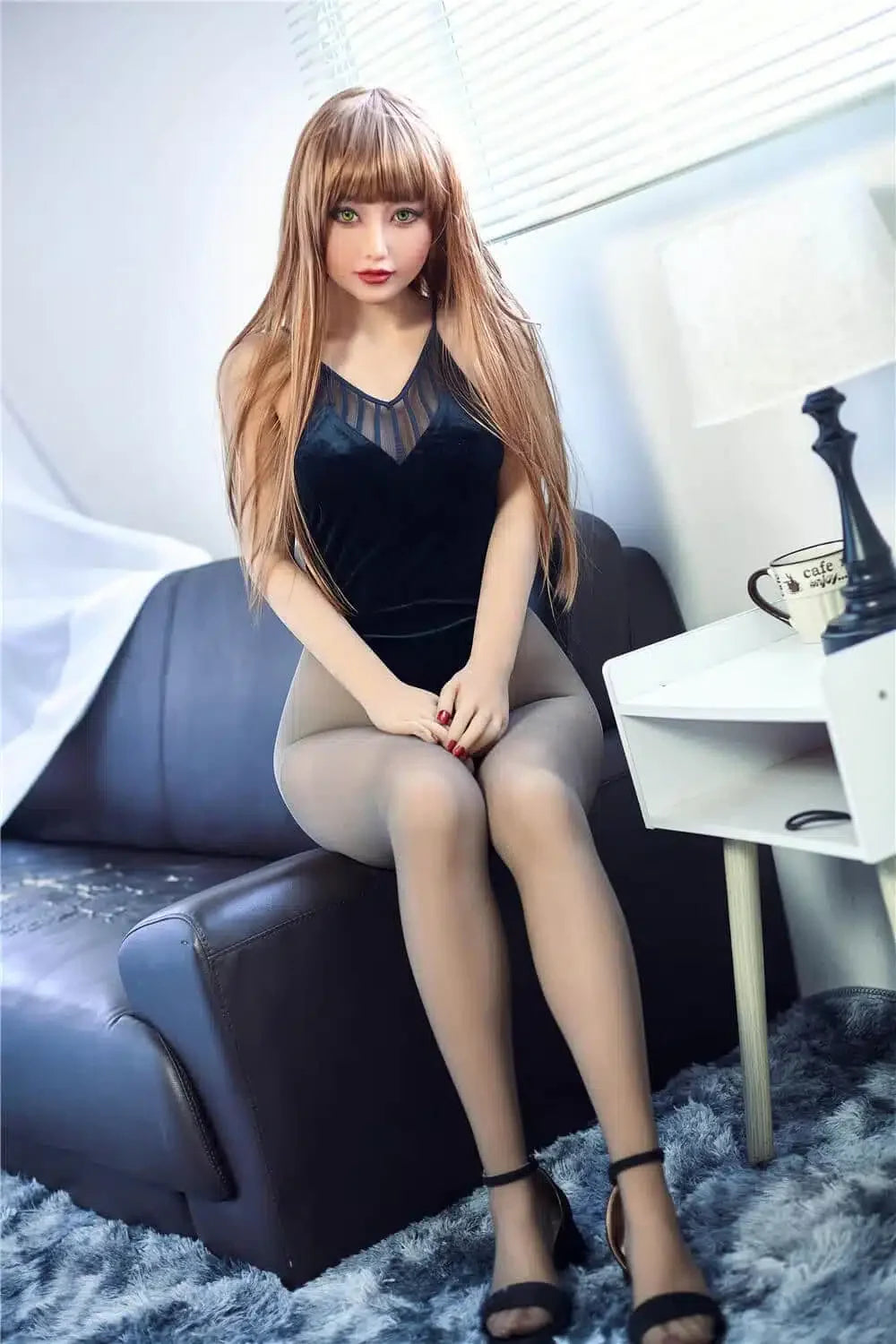 Lindsey. Realistisk og naturtro sexdukke. 163 cm høy, veier 36 kg. Lys hud og langt lysebrunt hår. Oral, vaginal og anal åpning. Individuell tilpasning er mulig.