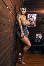 Tatyana. Realistisk og naturtro sexdukke. 158 cm høy, veier 33 kg. Solbrun hud og langt mørkeblondt hår. Formfull. Oral, vaginal og anal åpning. Individuell tilpasning er mulig.