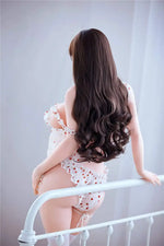 Sara. Realistisk og naturtro sexdukke. 163 cm høy, veier 37 kg. Lys hud og langt, krøllet mørkebrunt hår. Oral, vaginal og anal åpning. Individuell tilpasning er mulig.