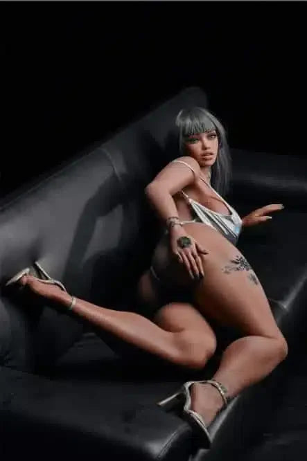 Chanel. Realistisk og naturtro sexdukke. 158 cm høy, veier 45 kg. Solbrun hud og langt, rett grått hår. Oral, vaginal og anal åpning. Individuell tilpasning er mulig.