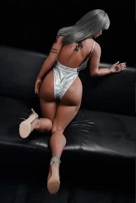 Chanel. Realistisk og naturtro sexdukke. 158 cm høy, veier 45 kg. Solbrun hud og langt, rett grått hår. Oral, vaginal og anal åpning. Individuell tilpasning er mulig.