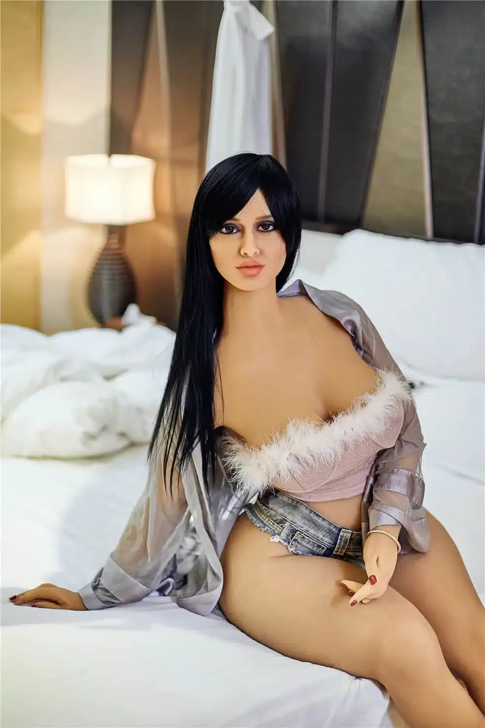 Charlotte. Realistisk og naturtro sexdukke. 156 cm høy, veier 48 kg. Solbrun hud og langt svart hår. Oral, vaginal og anal åpning. Individuell tilpasning er mulig.