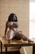 Chelsea. Realistisk og naturtro sexdukke. 158 cm høy, veier 45 kg. Mørkhudet og langt svart hår. Oral, vaginal og anal åpning. Individuell tilpasning er mulig.