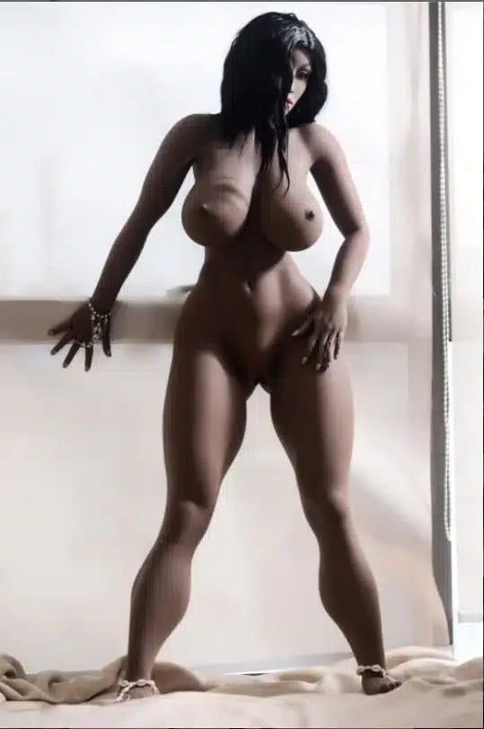 Chelsea. Realistisk og naturtro sexdukke. 158 cm høy, veier 45 kg. Mørkhudet og langt svart hår. Oral, vaginal og anal åpning. Individuell tilpasning er mulig.