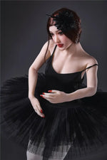 Haley. Realistisk og naturtro sexdukke. 150 cm høy, veier 27 kg. Lys hud og langt mørkebrunt hår. Oral, vaginal og anal åpning. Individuell tilpasning er mulig.