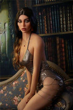 Elisabeth. Realistisk og naturtro sexdukke. 163 cm høy, veier 36 kg. Solbrun hud og langt brunt hår. Oral, vaginal og anal åpning. Individuell tilpasning er mulig.