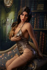 Elisabeth. Realistisk og naturtro sexdukke. 163 cm høy, veier 36 kg. Solbrun hud og langt brunt hår. Oral, vaginal og anal åpning. Individuell tilpasning er mulig.