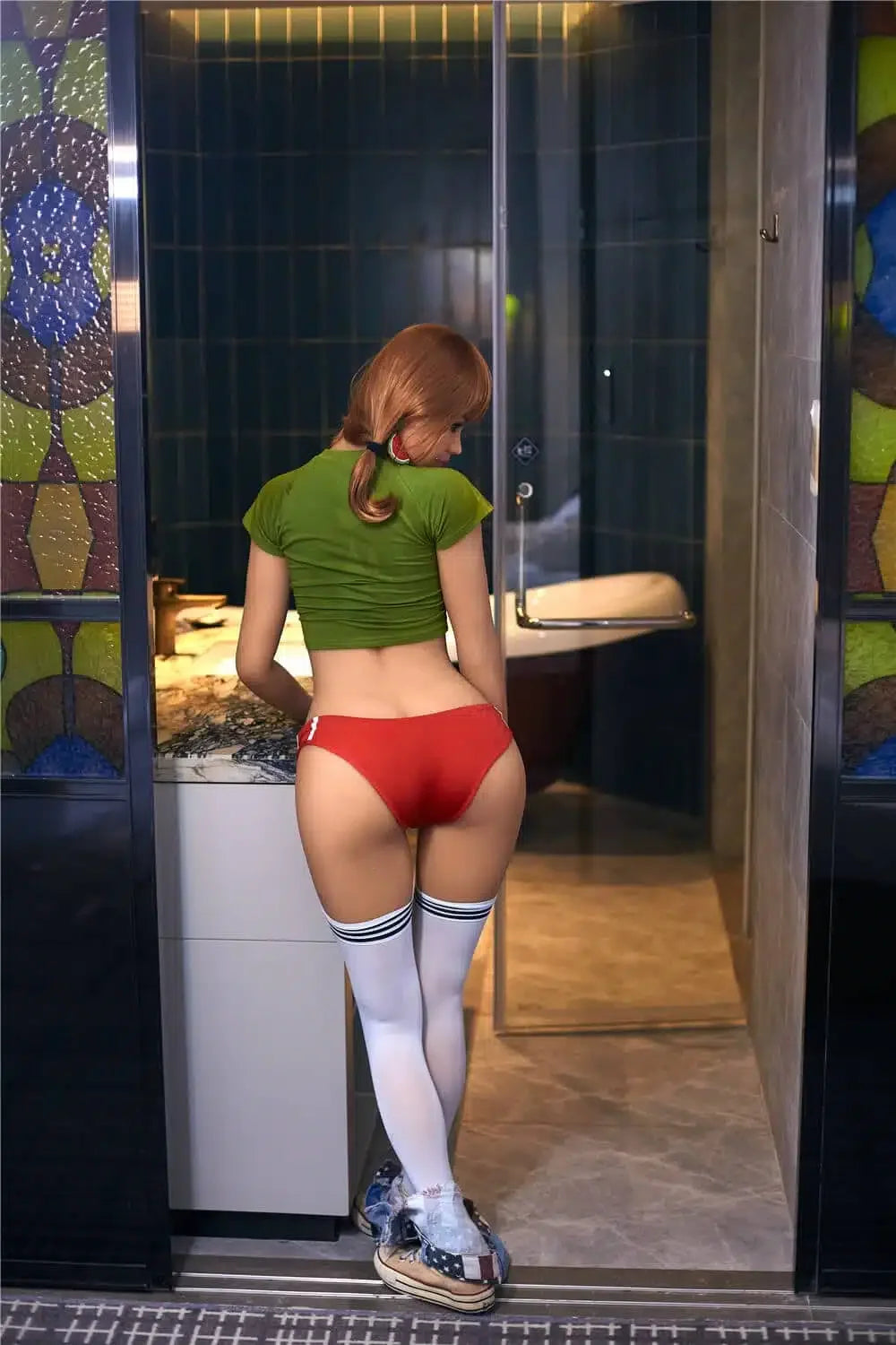 Sigrid. Realistisk og naturtro sexdukke. 159 cm høy, veier 38 kg. Solbrun hud og skulderlangt brunt hår i musefletter. Oral, vaginal og anal åpning. Individuell tilpasning er mulig.