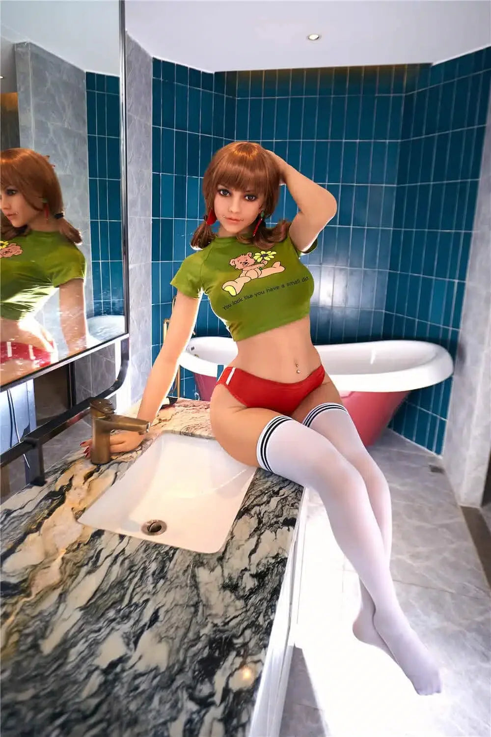 Sigrid. Realistisk og naturtro sexdukke. 159 cm høy, veier 38 kg. Solbrun hud og skulderlangt brunt hår i musefletter. Oral, vaginal og anal åpning. Individuell tilpasning er mulig.