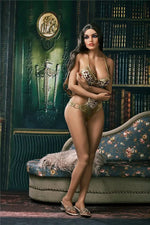 Julia. Realistisk og naturtro sexdukke. 159 cm høy, veier 38 kg. Solbrun hud og langt brun-svart hår. Oral, vaginal og anal åpning. Individuell tilpasning er mulig.