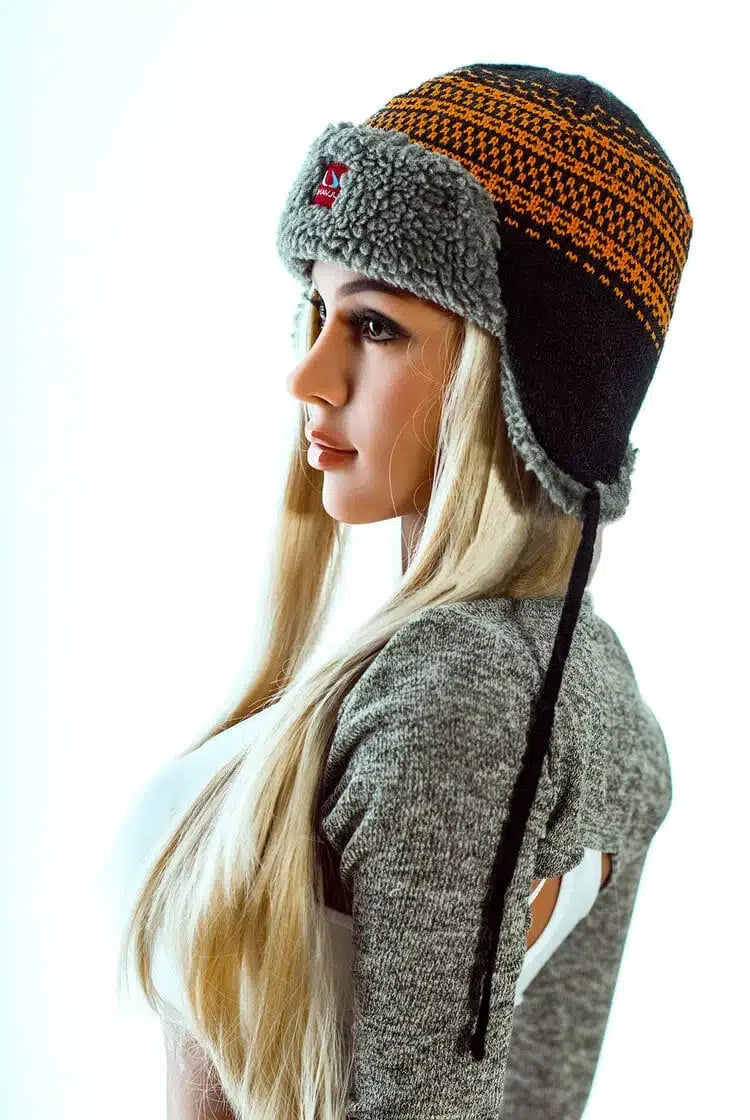 Susanne. Realistisk naturtro sexdukke. 166 høy. 36 kg. Lys, solbrun hud. Langt blondt hår. Oral, vaginal og anal åpning.Individuelle tilpasninger er mulig.