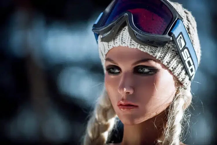 Fiona. Realistisk naturtro sexdukke. 157 høy. 28,6 kg. Lys, solbrun hud. Langt blondt hår. Oral, vaginal og anal åpning.Individuelle tilpasninger er mulig.