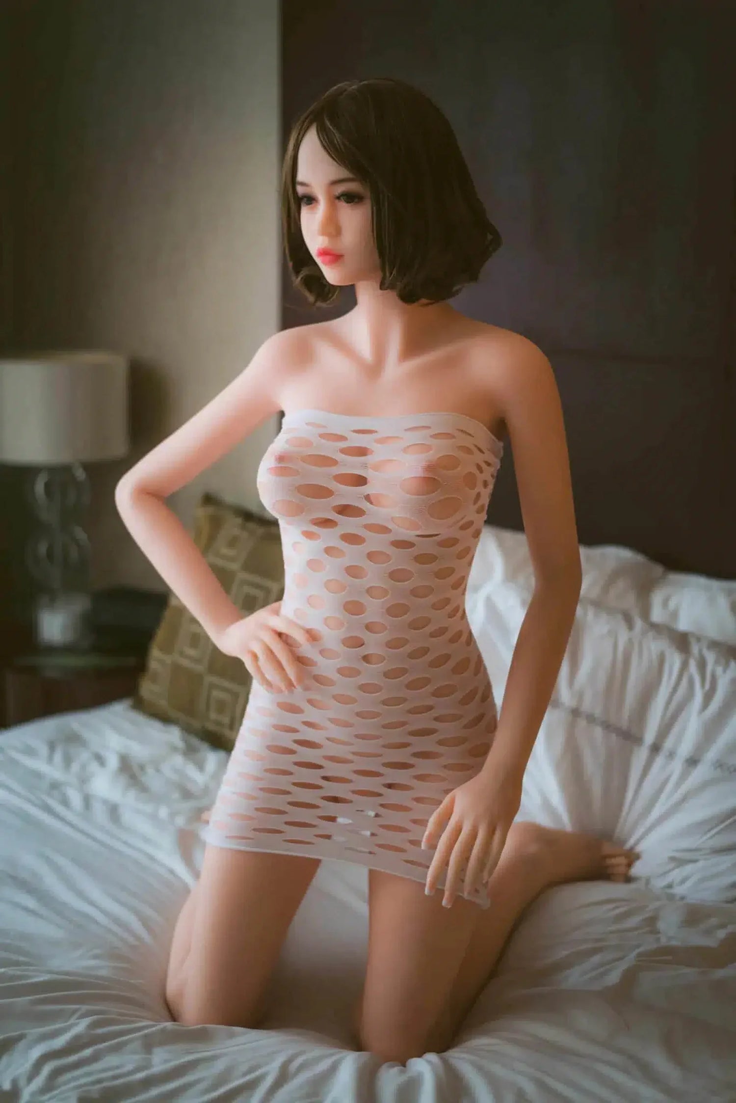 Linda. Realistisk naturtro sexdukke. 163 høy. 34 kg. Lys hud. Skulderlangt brunt hår. Oral, vaginal og anal åpning.Individuelle tilpasninger er mulig.