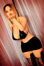 Lise. Realistisk naturtro sexdukke. 152 høy. 37 kg. Lys hud. Langt blondt hår. Oral, vaginal og anal åpning.Individuelle tilpasninger er mulig.