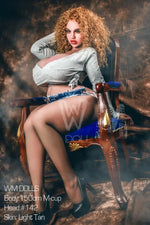 Cassandra. Realistisk sexdukke. 150 cm høy og veier 42 kg. Lys hud og skulderlangt krøllete, brunt hår. Komplett med lyd og varmeutstyr. Tilpasninger er mulig. Oral, vaginal og anal åpning.