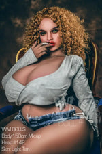 Cassandra. Realistisk sexdukke. 150 cm høy og veier 42 kg. Lys hud og skulderlangt krøllete, brunt hår. Komplett med lyd og varmeutstyr. Tilpasninger er mulig. Oral, vaginal og anal åpning.