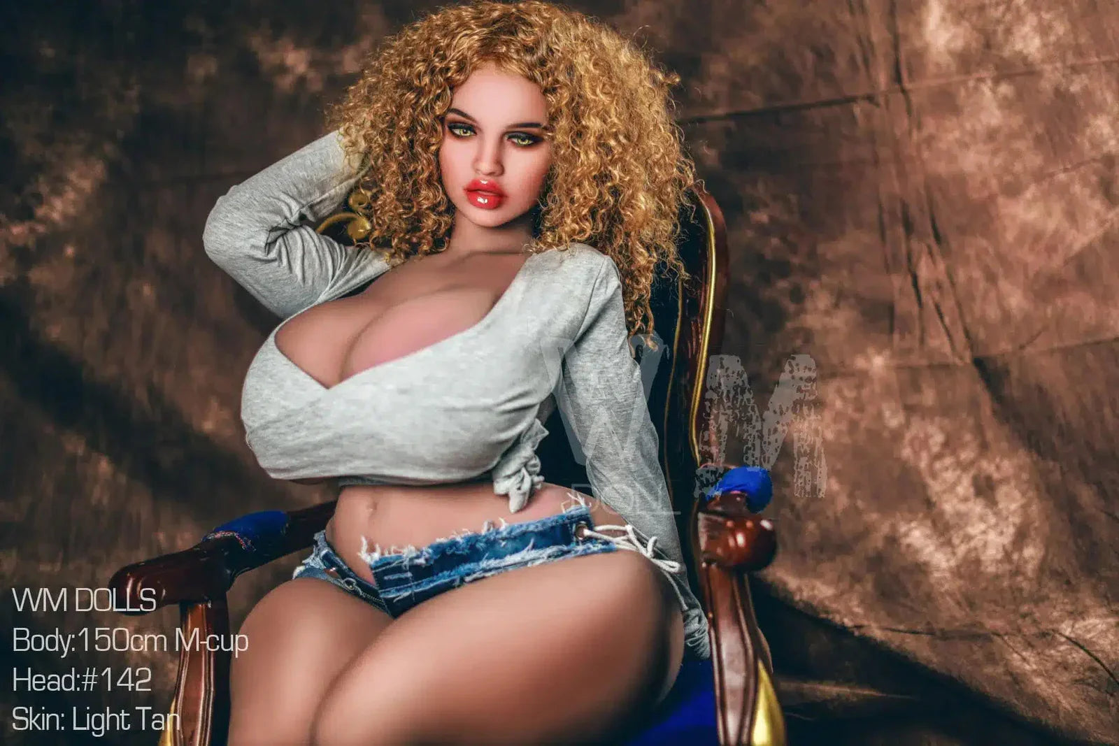 Cassandra. Realistisk sexdukke. 150 cm høy og veier 42 kg. Lys hud og skulderlangt krøllete, brunt hår. Komplett med lyd og varmeutstyr. Tilpasninger er mulig. Oral, vaginal og anal åpning.