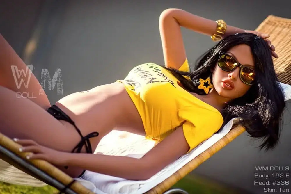 Realistisk naturtro sexdukke. 162 høy. 35 kg. Solbrun hud. Langt brundt hår. Oral, vaginal og anal åpning.Individuelle tilpasninger er mulig.