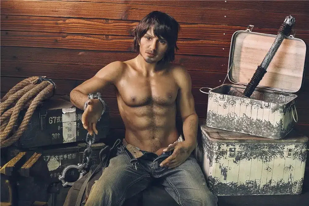 Filip. Realistisk mannlig sexdukke i silikon. 162 cm høy og veier 38 kg.