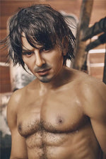 Filip. Realistisk mannlig sexdukke i silikon. 162 cm høy og veier 38 kg.