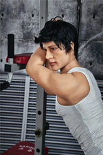 Emil. Realistisk mannlig sexdukke i silikon. 162 cm høy og veier 38 kg.