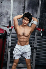 Emil. Realistisk mannlig sexdukke i silikon. 162 cm høy og veier 38 kg.