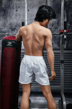 Emil. Realistisk mannlig sexdukke i silikon. 162 cm høy og veier 38 kg.