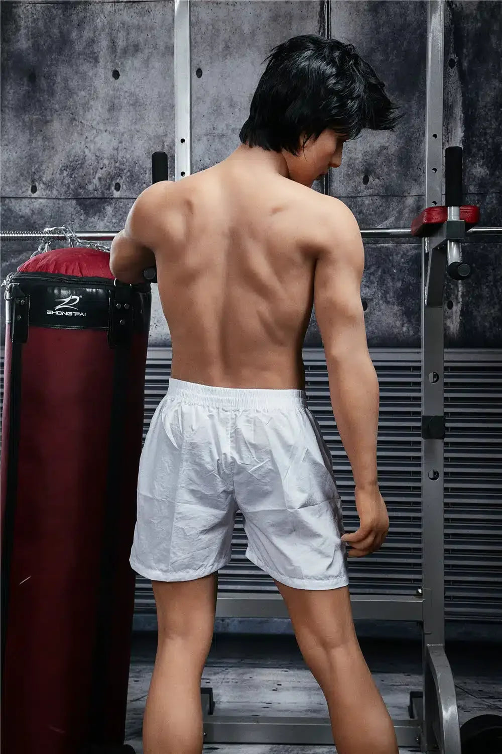 Emil. Realistisk mannlig sexdukke i silikon. 162 cm høy og veier 38 kg.