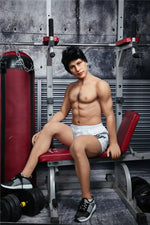 Emil. Realistisk mannlig sexdukke i silikon. 162 cm høy og veier 38 kg.