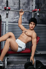 Emil. Realistisk mannlig sexdukke i silikon. 162 cm høy og veier 38 kg.